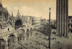 Piazza San Marco fotografata dalle Procuratie mostrando la facciata della Basilica di San Marco.