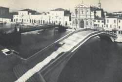 La vecchia stazione e due ponti: il vecchio ponte austriaco (prima che lo abbattessero), assieme al nuovo ponte, del 1934.