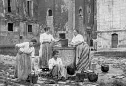 Donne veneziane intente nella raccolta dell'acqua dai pozzi.