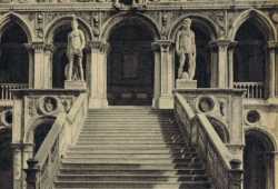 La Scala dei Giganti all'interno di Palazzo Ducale.