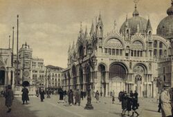 La Basilica di San Marco in primo piano con, nello sfondo, la Torre dell'Orologio.