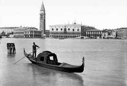 Una solitaria e malinconica gondola davanti al bacino di San Marco.