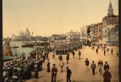 Marinai della Regia Marina schierati lungo la Riva degli Schiavoni (Library of Congress - Detroit Publishing Company).