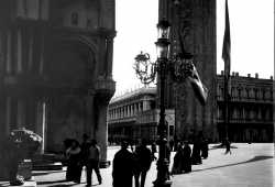 Passanti ai piedi della Basilica marciana e sulla destra il Campanile di San Marco chiamato anche dai veneziani "El paron de casa" (Brooklyn Museum).