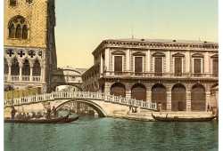 Il famoso ponte dei Sospiri visto da un'imbarcazione, con ai lati Palazzo Ducale e le Prigioni (Library of Congress - Detroit Publishing Company).