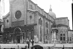 La Basilica dei Santi Giovanni e Paolo vista esternamente. Alla destra dell'edificio si può notare il monumento equestre dedicato a Bartolomeo Colleoni (Brooklyn Museum)