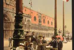 Un venditore di cibo per piccioni in piazzetta San Marco circondato da acquirenti e nello sfondo Palazzo Ducale (Library of Congress - Detroit Publishing Company).