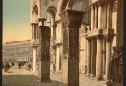 Colonne poste a fianco della Basilica di San Marco e sul margine destro è visibile il Monumento ai Tetrarchi in porfido (Library of Congress - Detroit Publishing Company).