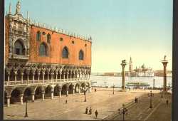 Piazzetta di San Marco: Palazzo Ducale sulla sinistra e l'isola di San Giorgio Maggiore tra le colonne di San Marco e San Todaro (Library of Congress - Detroit Publishing Company).