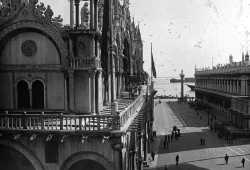 La Basilica di San Marco, la Piazzetta, la colonna di San Todaro e la Biblioteca Nazionale Marciana fotografati dall'alto (Brooklyn Museum).